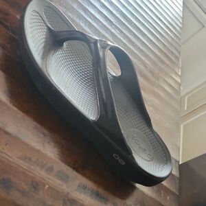 OOFOS Black Comfort Sandals